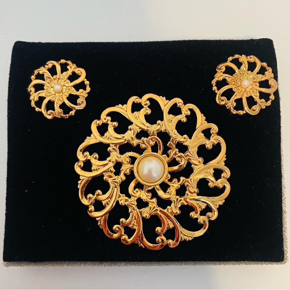 Vintage Avon Jewelry Flower Blossom Gift Set Pin & Earrings Gold Tone Faux Pearl - Picture 2 of 7